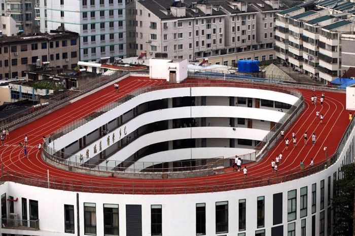 School Stadiums on the Roofs (10 pics)