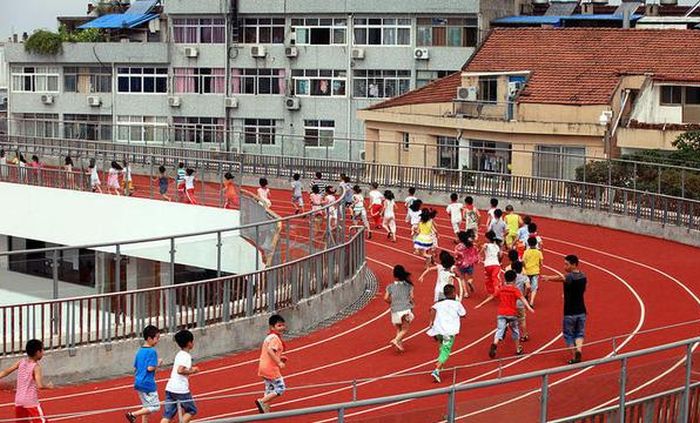 School Stadiums on the Roofs (10 pics)
