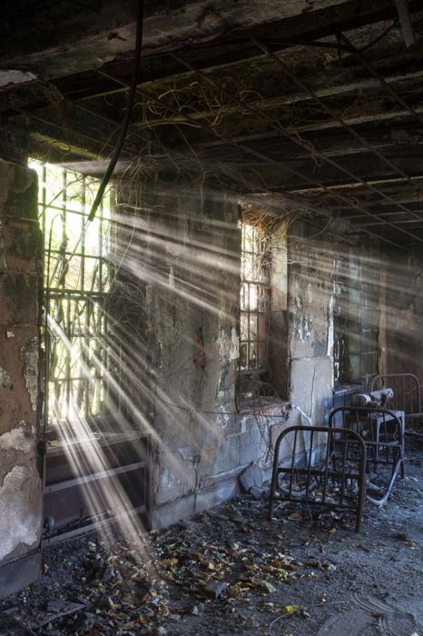 Abandoned Asylums Are Creepy Yet Somehow Beautiful (23 pics)