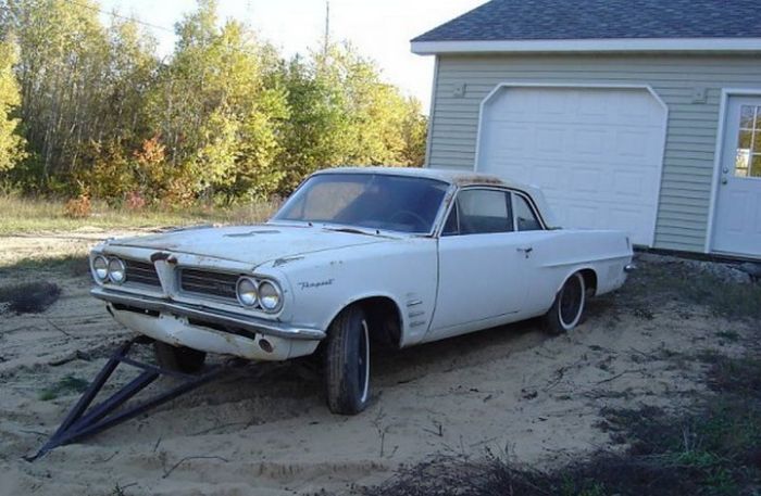 Old Pontiac Sells For Over $200,000 (20 pics)