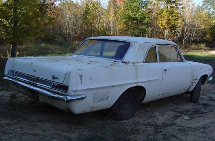Old Pontiac Sells For Over $200,000 (20 pics)