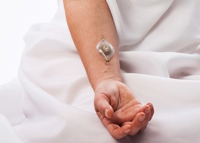 Naomi Kizhner's Jewelry Uses Energy From Your Body (7 pics)