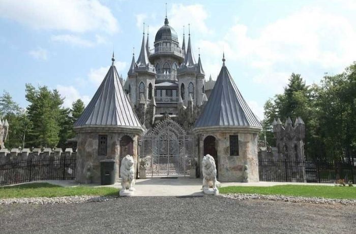 Majestic Connecticut Castle That's Currently For Sale (20 pics)