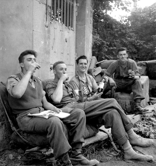 Rare Photos Of Everyday Life During World War II (36 pics)