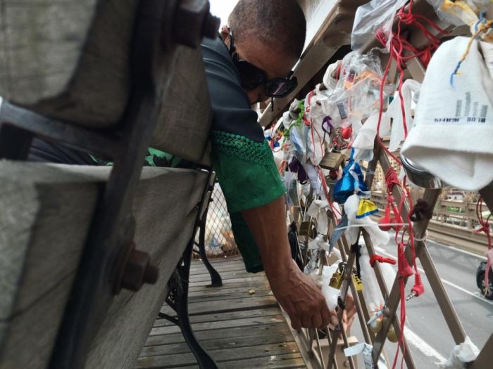 People Are Leaving Something Odd At The Brooklyn Bridge (8 pics)