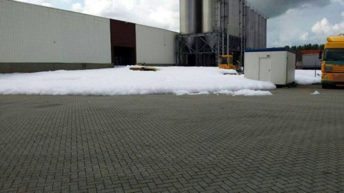 Fire Alarm Or Foam Party? (5 pics)