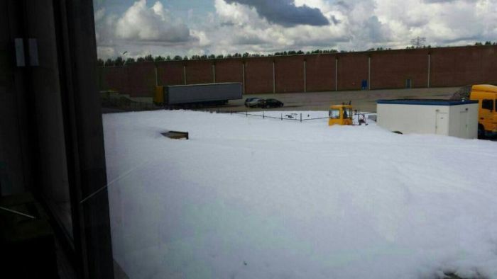Fire Alarm Or Foam Party? (5 pics)