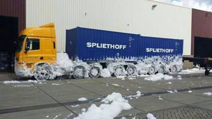 Fire Alarm Or Foam Party? (5 pics)