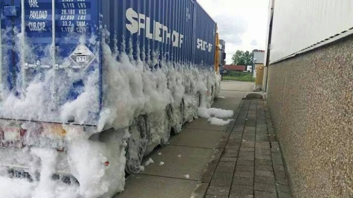 Fire Alarm Or Foam Party? (5 pics)