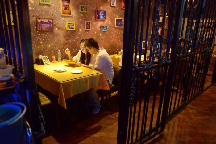 Prison Themed Restaurant In China (12 pics)