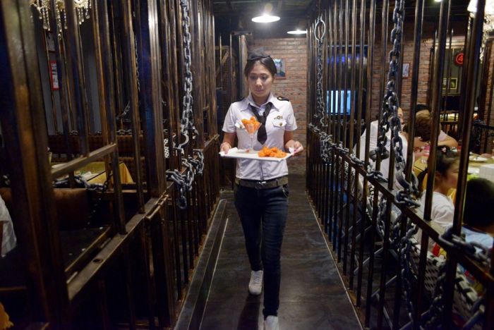 Prison Themed Restaurant In China (12 pics)