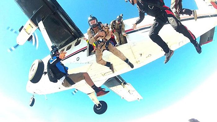 This Dog Loves To Go Skydiving (8 pics)