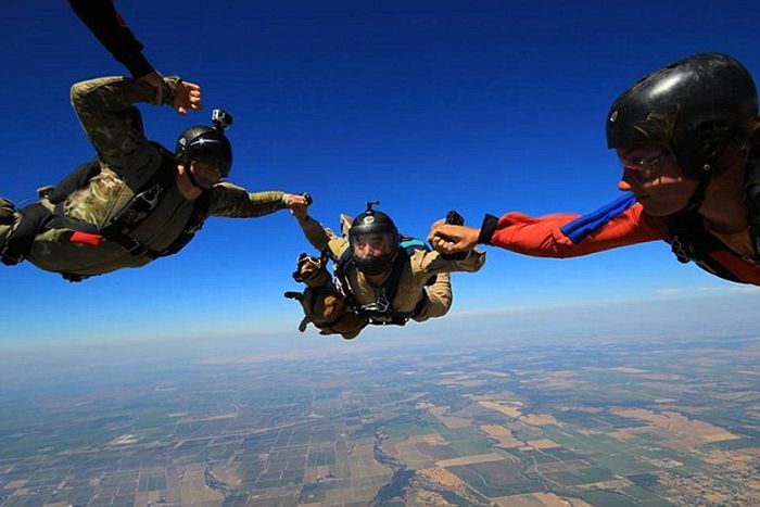 This Dog Loves To Go Skydiving (8 pics)