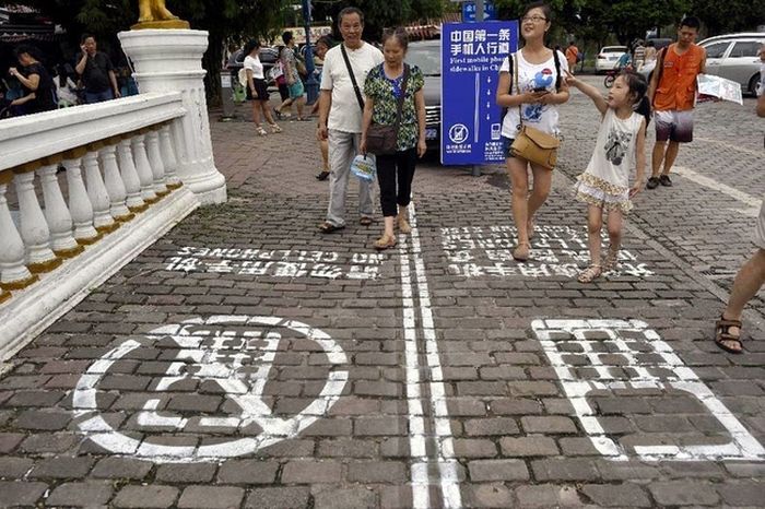China Makes Special Lane For Smart Phone Addicts (5 pics)