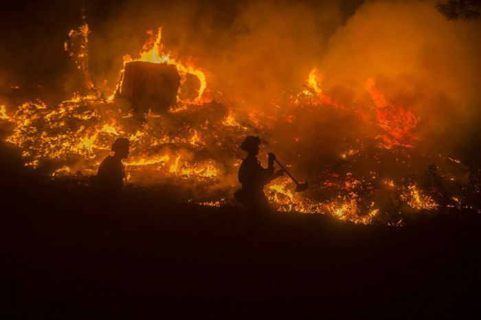Powerful Pictures Of The California Wildfires  (23 pics)