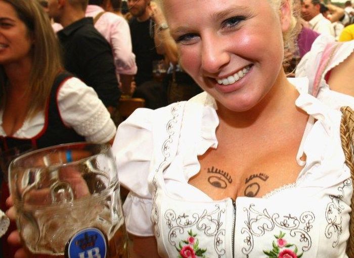 The Best Boobs And Beer From Oktoberfest Pics