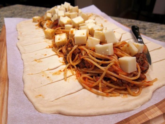 How To Make Spaghetti Bread (7 pics)