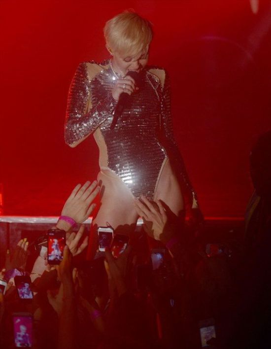 Miley Cyrus Gets Felt Up By Fans (3 pics)