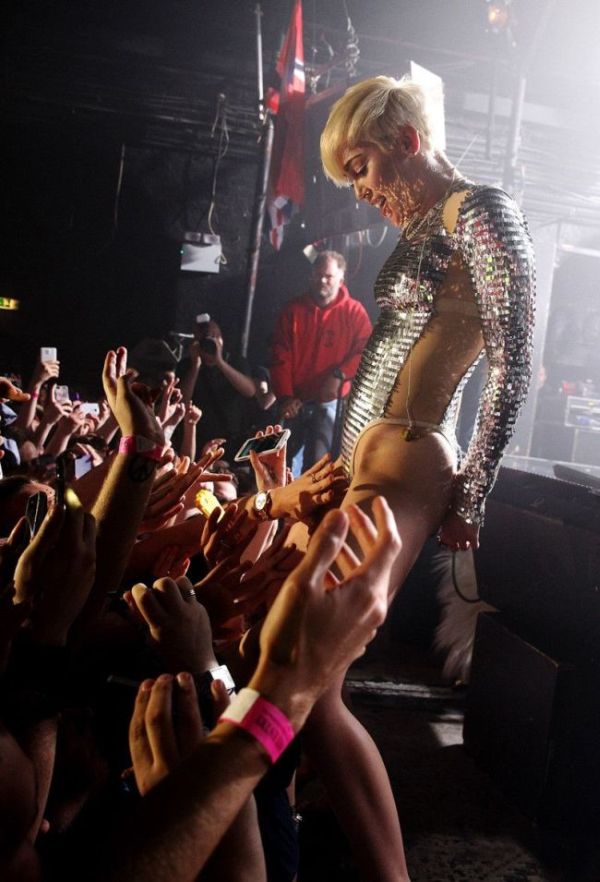 Miley Cyrus Gets Felt Up By Fans (3 pics)