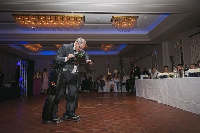 Paralyzed Man Stands At His Daughter's Wedding (2 pics)