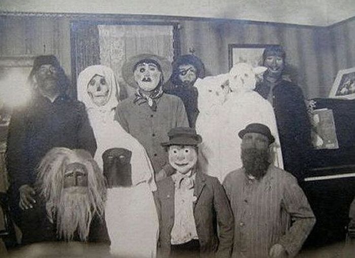 Vintage Costumes That Are Extremely Creepy (20 pics)