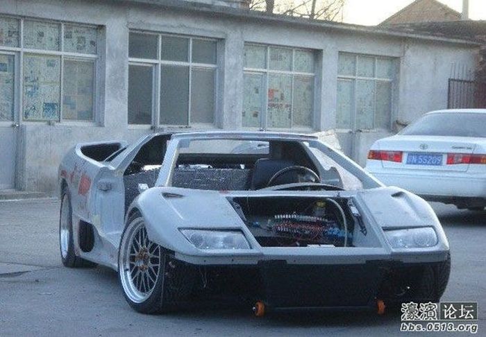 Lamborghini Diablo Built From Scratch (28 pics)
