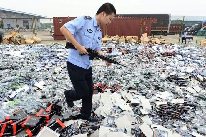 Landfill Of Weapons (12 pics)