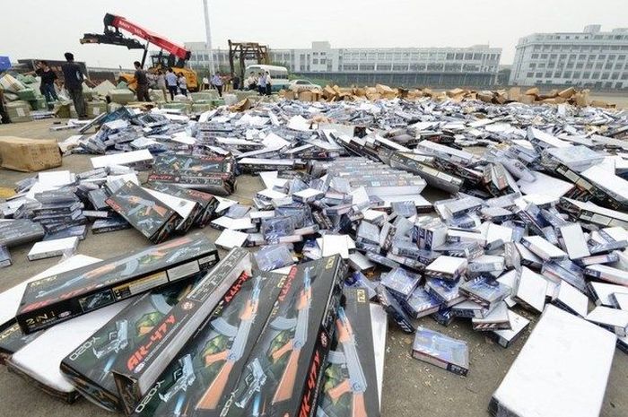 Landfill Of Weapons (12 pics)