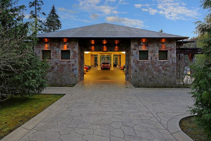 Mix Between A Mansion And A Garage (19 pics)