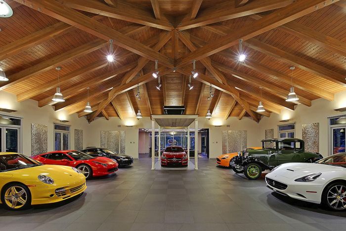 Mix Between A Mansion And A Garage (19 pics)