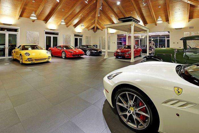 Mix Between A Mansion And A Garage (19 pics)