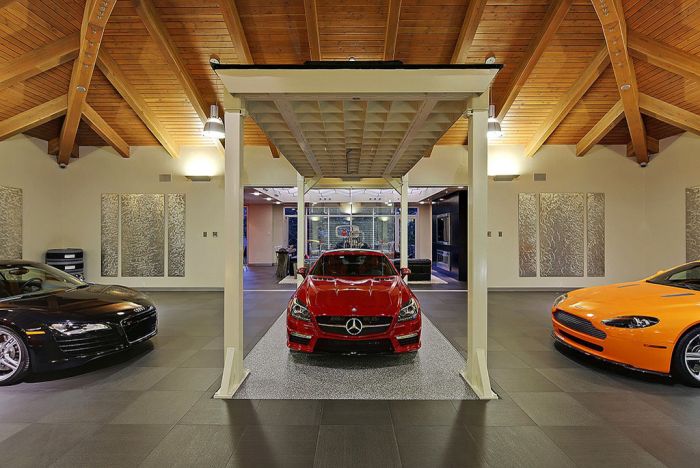 Mix Between A Mansion And A Garage (19 pics)