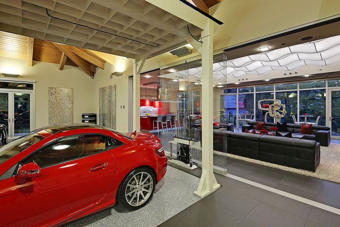 Mix Between A Mansion And A Garage (19 pics)