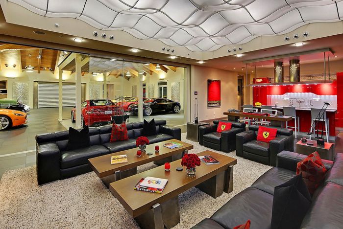 Mix Between A Mansion And A Garage (19 pics)