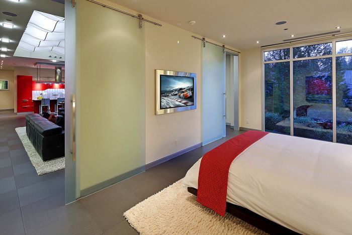 Mix Between A Mansion And A Garage (19 pics)