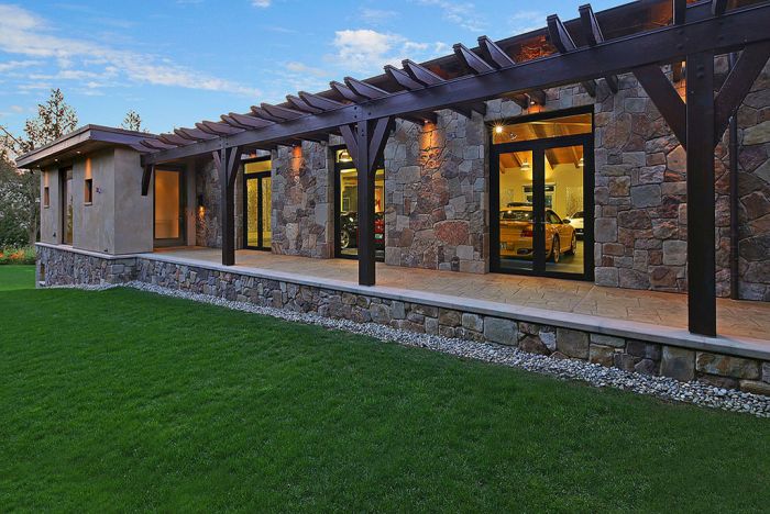 Mix Between A Mansion And A Garage (19 pics)
