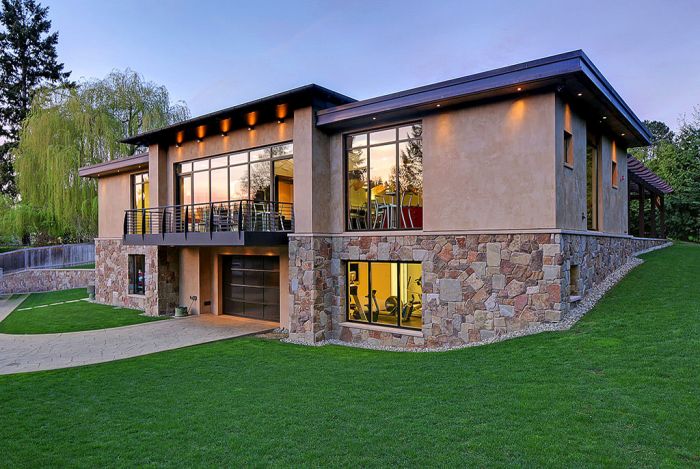 Mix Between A Mansion And A Garage (19 pics)