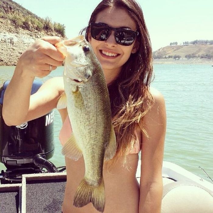 Girls Go Fishing (55 pics)