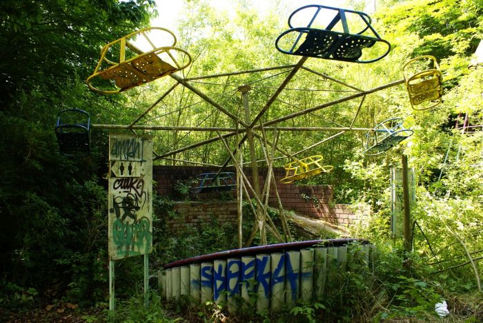 Haunting Photos Of An Abandoned Park (22 pics)