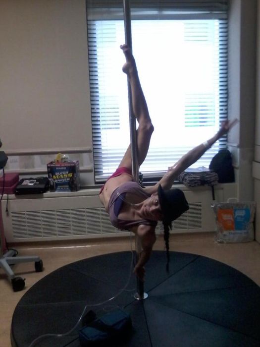 Pole Dancer With 25% Lung Function (6 pics)