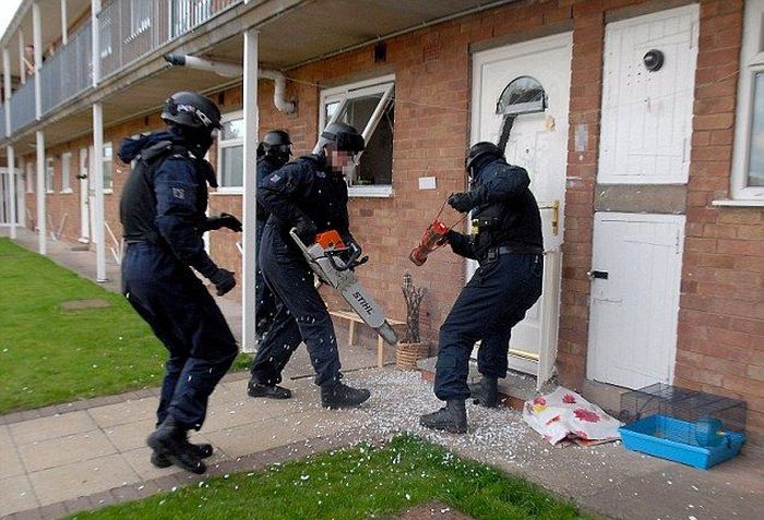 How To Open A Door With A Chainsaw (4 pics)