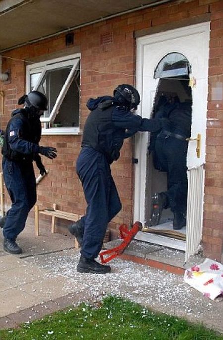 How To Open A Door With A Chainsaw (4 pics)
