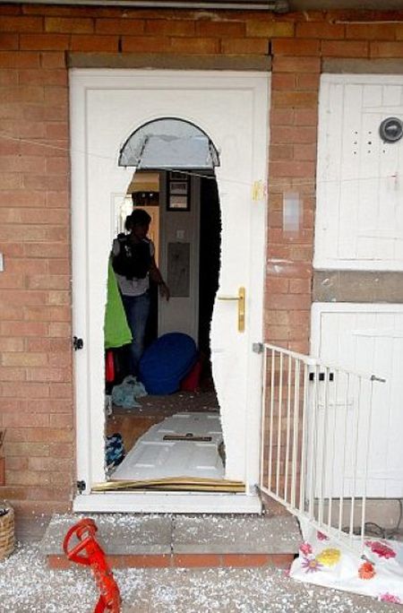 How To Open A Door With A Chainsaw (4 pics)
