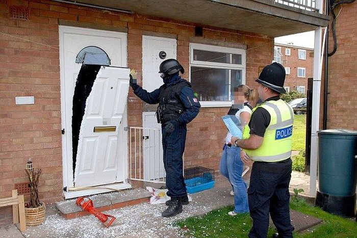 How To Open A Door With A Chainsaw (4 pics)