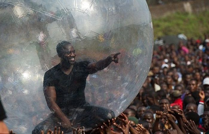 Akon Is The New Bubble Boy (3 pics)