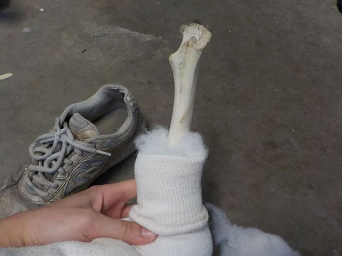 How To Make An Awesome Severed Leg For Halloween (7 pics)