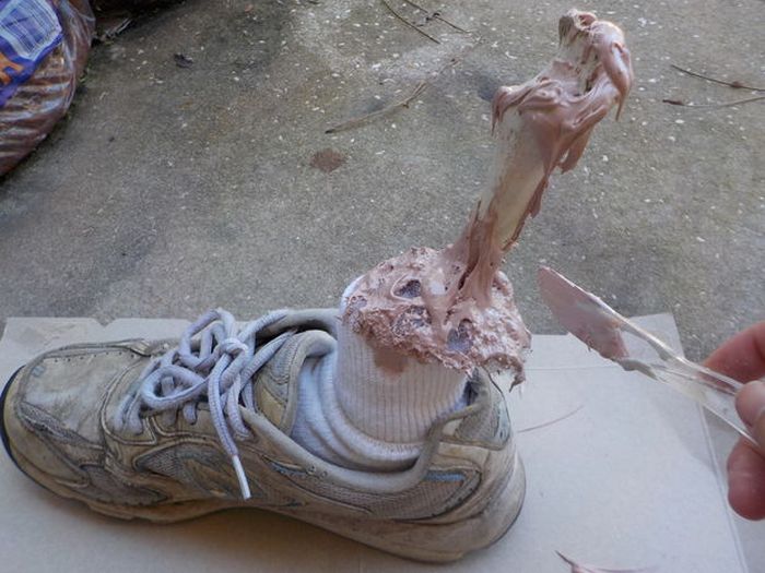 How To Make An Awesome Severed Leg For Halloween (7 pics)