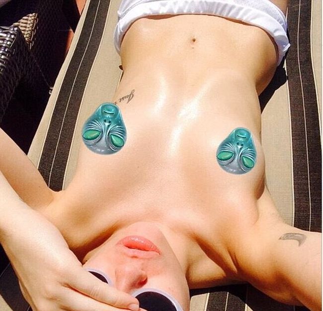 Miley Cyrus Is Getting Naked Again (4 pics)