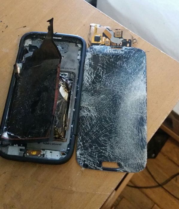 Samsung Galaxy S4 Explodes (8 pics)