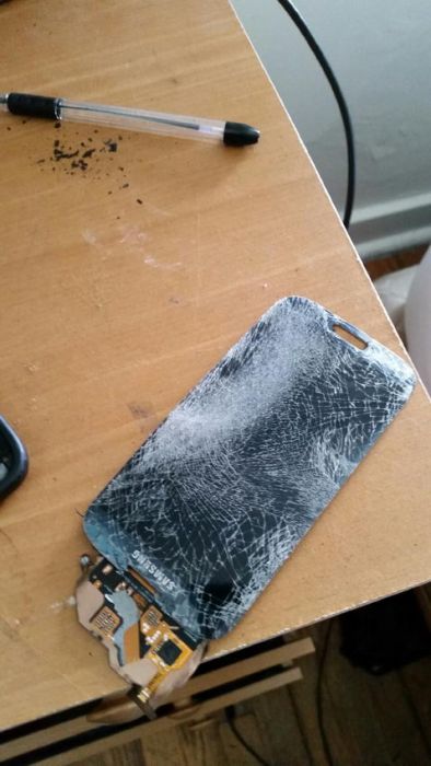 Samsung Galaxy S4 Explodes (8 pics)